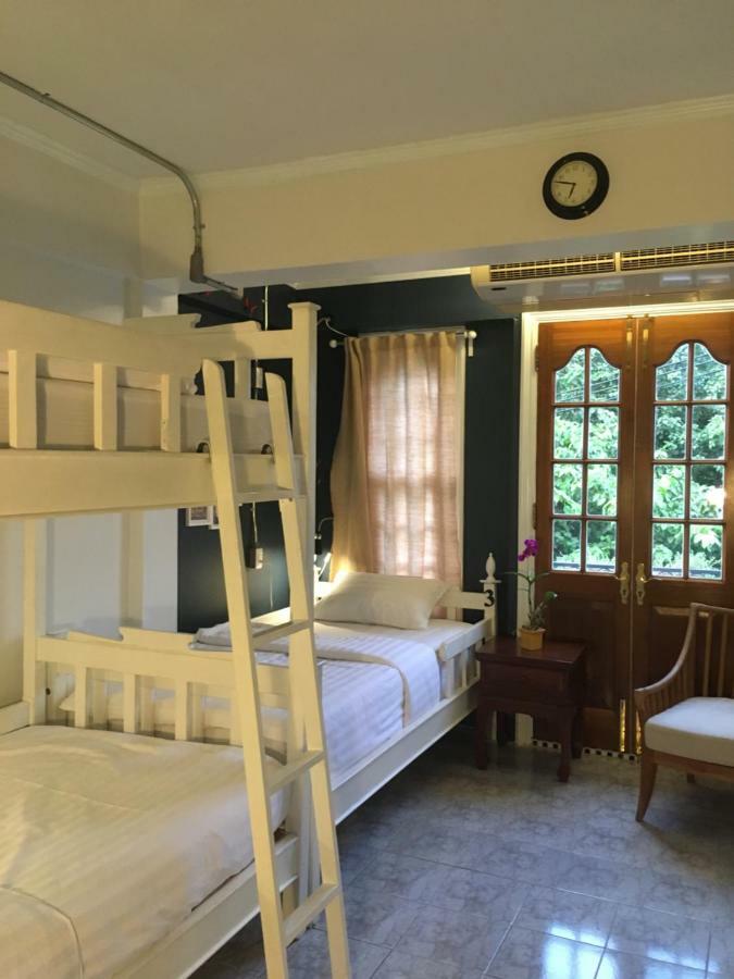 Bed In Town Hostel Chiang Mai Exterior photo